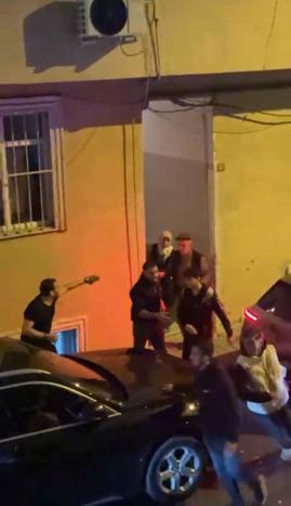 Kağıthanede asker eğlencesinde kavga: Asker adayı tarafları tekmeyle ayırdı