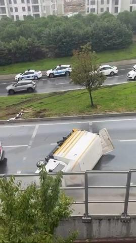 Sultangazide 2 araca çarpan kargo yüklü kamyon halı sahanın bahçesine düştü: 2 yaralı