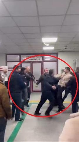 Hastanenin acil servisinde bıçaklı, tekmeli ve yumruklu kavga kamerada; 1 yaralı