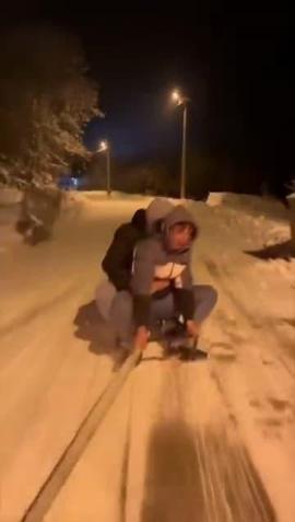 Otomobilinin tavanına yaptığı kardan adam ile şehir turu attı