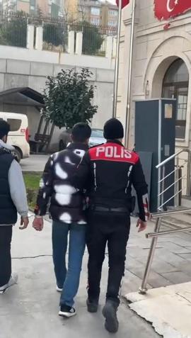 Esenyurttaki denetimlerde, araçlarında sahte polis kıyafeti ele geçirilen şüpheliler gözaltına alındı