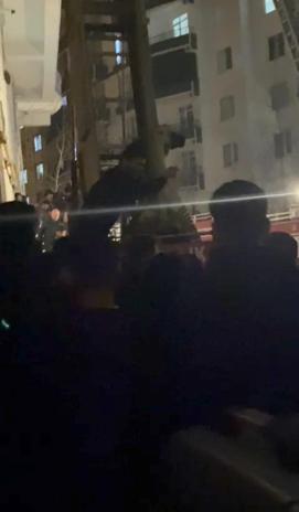 Siirtte 10 katlı binadaki yangında 20 kişi dumandan etkilendi; mahsur kalanların tahliyesi kamerada