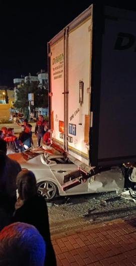 Otomobil, park halindeki TIRa çarptı: 2 ölü