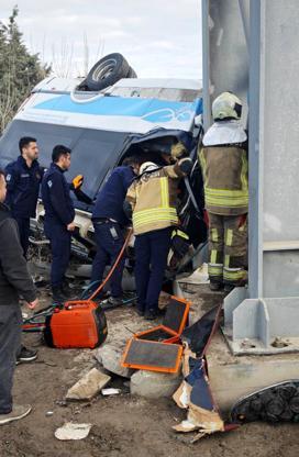 Ankarada özel halk otobüsü, üst geçidin ayağına çarptı: 4 ölü, 13 yaralı