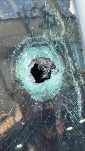 Kağıthanede parkta uyardığı gençlerin saldırdığı polis ateş açtı, kaldırımdaki berber vuruldu