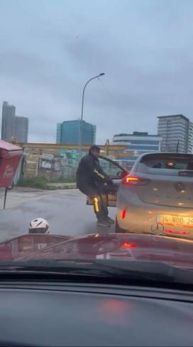Pendikte tartıştığı sürücüyü kolundan tutup otomobilden indirmeye çalıştı