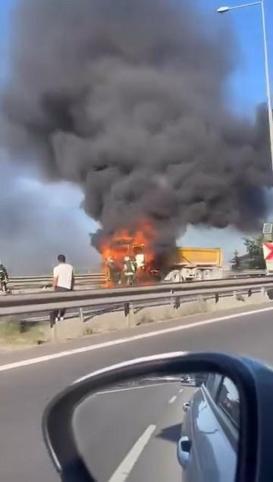 Hafriyat kamyonu alev alev yandı
