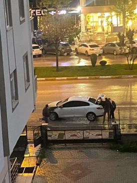 Mahalle sakinleri otomobili iterek alevlerden uzaklaştırmaya çalıştı