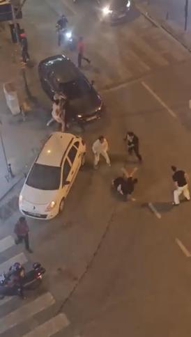 Bahçelievler’de iki grup arasında bıçaklı kavga; aracın üzerinde dövdüler