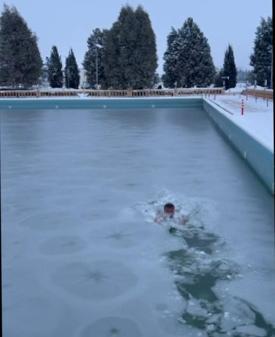 Yüzeyi buz tutan havuzda yüzdü; o anlar kamerada