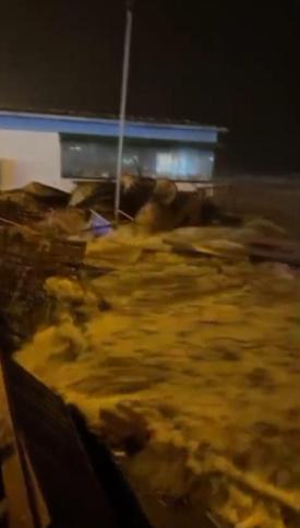 Hatay’da fırtına yaşamı olumsuz etkiledi; dalgalar yola kadar geldi