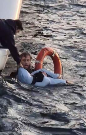 İstanbul Boğazında boğulma tehlikesi geçiren kadını denize atlayarak kurtardı; o anlar kamerada