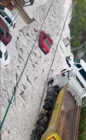 Ankarada dolu ve sağanak hayatı olumsuz etkiledi