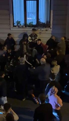 Kağıthanede asker eğlencesinde kavga: Asker adayı tarafları tekmeyle ayırdı