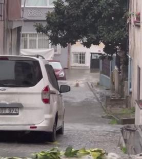 İstanbulda fırtına etkili oluyor; yollar göle döndü, çatılar uçtu