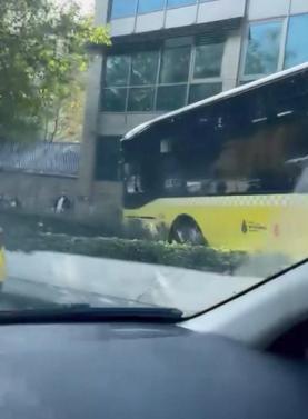 Beşiktaşta şoförünün kalp krizi geçirdiği İETT otobüsü kaza yaptı; şoför hayatını kaybetti