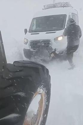 Sivasta tipide araçlarında mahsur kalanlar kurtarıldı