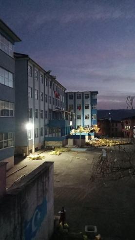 Düzcede şiddetli rüzgar lisenin çatısını uçurdu; eğitime yarın ara veridi