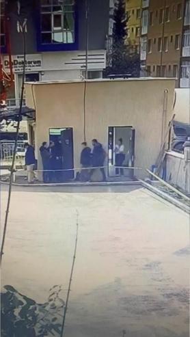 Ataşehirde kadın GBT yapan polisle bekçiye tekme tokat saldırdı