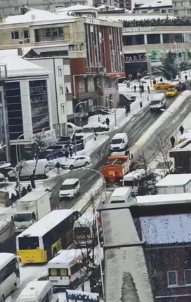 İstanbulda kar yağışı; kayan araçların kaza yaptığı anlar kamerada