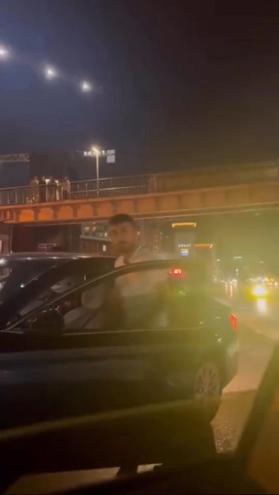 Beyoğlunda trafikte tartıştığı sürücünün otomobiline tekme ve yumrukla saldırdı