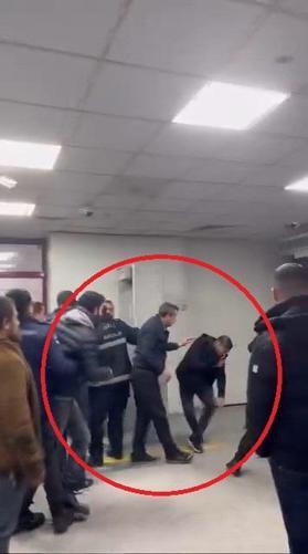 Hastanenin acil servisinde bıçaklı, tekmeli ve yumruklu kavga kamerada; 1 yaralı