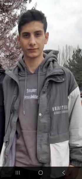 Kamyonete çarpan motosiklet sürücüsü hayatını kaybetti; kaza kamerada