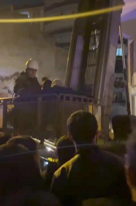 Siirtte 10 katlı binadaki yangında 20 kişi dumandan etkilendi; mahsur kalanların tahliyesi kamerada