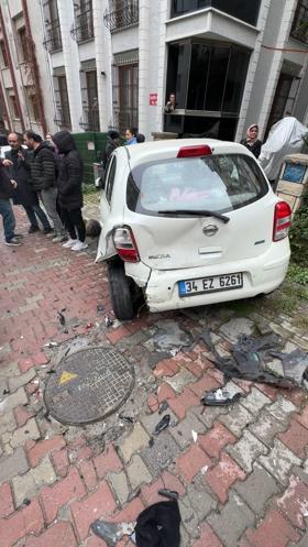 Avcılarda yayaya ve iki araca çarpan otomobil sürücüsü kaçtı