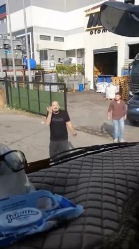 Tuzlada yol verme tartışması; kamyonetin camını yumruklayarak kırdı