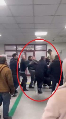 Hastanenin acil servisinde bıçaklı, tekmeli ve yumruklu kavga kamerada; 1 yaralı