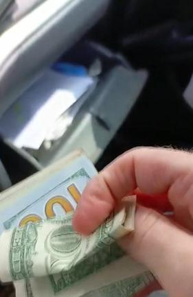 Güngörende taksi şoförü, aracında bulduğu cüzdanı banka aracılığıyla bulduğu sahibine teslim etti
