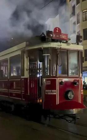 Taksim’de nostaljik tramvayda çıkan yangın söndürüldü