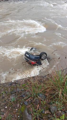 Mezar yeri bakmak için otomobille yola çıkan dayı ile yeğenin öldüğü kaza kamerada