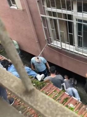 Küçükçekmecede eve kilitlenen 2 genç kız, sarkıttıkları çarşafla kaçarken 3üncü kattan düştü