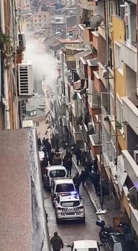 Kağıthane’de 4 katlı binada yangın: Ev küle döndü; anne gözyaşlarına boğuldu