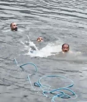 Uzungöle düşen turisti kurtarmak isteyen 2 kişi boğulma tehlikesi geçirdi, 1 kişi ise aranıyor