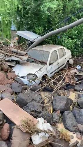 Selde otomobil ve traktörler sürüklendi, 16 ev ve ahır kullanılamaz hale geldi