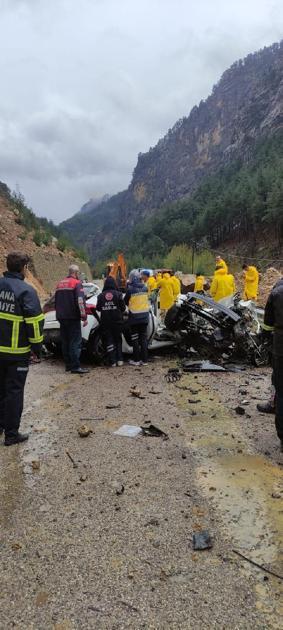 Üzerine kaya düşen otomobildeki 4 öğretmen öldü