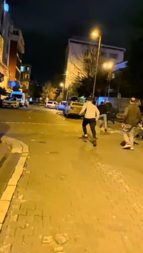 Esenyurtta taksinin kapısını zorlayan şüpheli, kendisine müdahale edenleri palayla kovaladı