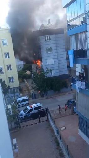 4 katlı binada yangın; mahsur kalan 2 kişi itfaiye ekipleri tarafından kurtarıldı