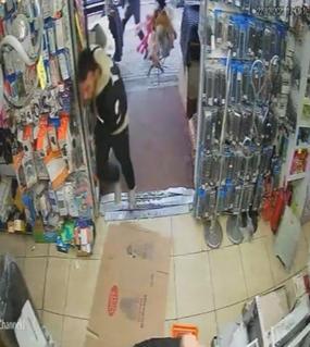 Husumetlisinin tabancasından çıkan kurşunlardan mağazaya sığınarak kurtuldu; o anlar kamerada