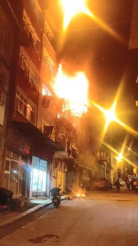 Beyoğlunda kız isteme töreninde atılan havai fişek evi yaktı: 8 yaralı