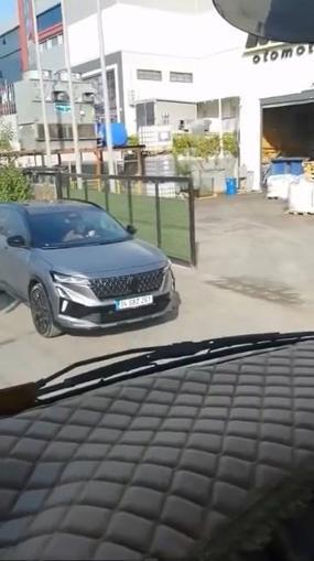 Tuzlada yol verme tartışması; kamyonetin camını yumruklayarak kırdı