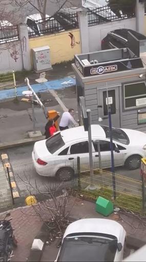 Kadıköy’de yol verme tartışmasında otomobilin aynasını kırdı