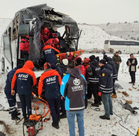 Karsta, 2 otobüs ve 1 kamyonun karıştığı kazada 2 ölü, 8 yaralı