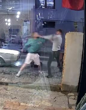 Kafe sahibi ile müşteri arasında çıkan kavga kamerada