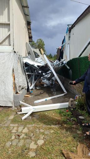 Hatayda fırtına; 2 binanın çatısı uçtu, araçlar zarar gördü