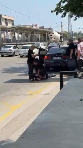 Yolda karşılaştığı eski kocasını ailemi dolandırdın deyip darbetti