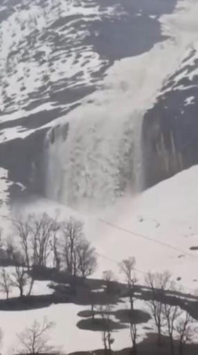 Beytüşşebap’ta çığ düşme anı kamerada